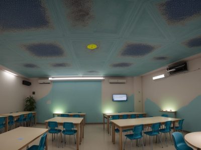 Alunos e educadores colaborando em projetos de empreendedorismo social, com foco em inovação e impacto na educação.