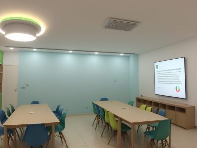 Alunos engajados em projetos de empreendedorismo social na educação, com foco em inovação e impacto comunitário.