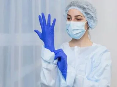 Enfermeira-com-equipamentos-biosseguranca-1