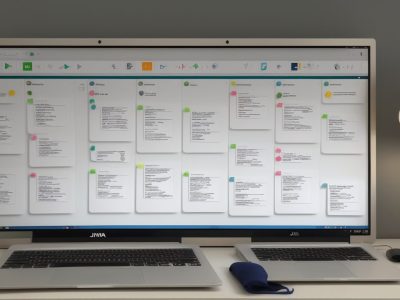 Ilustração de um time de engenharia de software trabalhando em um projeto, utilizando metodologias ágeis e ferramentas de gestão.