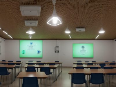 Alunos engajados em debate sobre a história do Brasil, focando na independência e Brasil Colônia, em sala de aula.