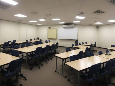 Ilustração de um ambiente de ensino militar, mostrando alunos engajados em atividades que promovem disciplina, liderança e formação para a carreira militar