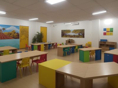 Estudantes engajados em atividades de ensino de artes em sala de aula, focando em criatividade e expressão.