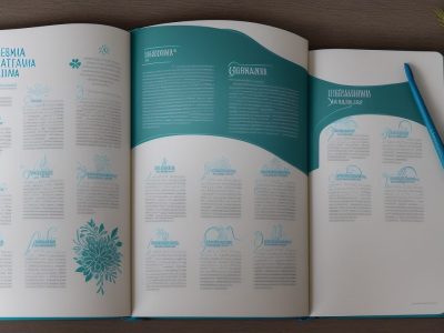 Ilustração mostrando um livro aberto com informações sobre imposto de renda, com documentos e gráficos ao redor, simbolizando conhecimento e organização.