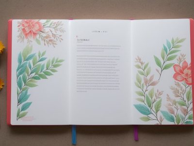 Alguém escrevendo em um caderno, com elementos visuais inspiradores de escrita criativa, como caneta, xícara de café, e post-its