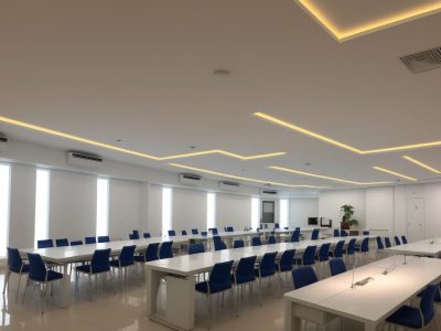 Imagem de advogados e estudantes de direito em um ambiente de estudo colaborativo, focados no Estatuto da OAB e Código de Ética.