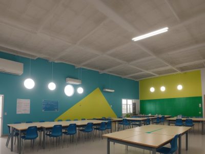 Educadores aplicando estratégias para dificuldades de aprendizagem em alunos na sala de aula.