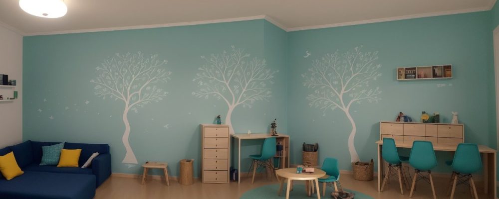 Sala de aula dinâmica com alunos utilizando tecnologia e projetos práticos na EJA