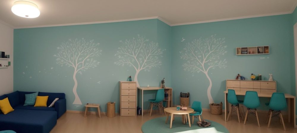 Sala de aula dinâmica com alunos utilizando tecnologia e projetos práticos na EJA