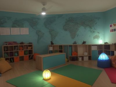 Sala de aula adaptada com alunos usando recursos visuais para superar dificuldades de aprendizagem