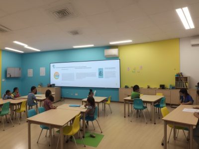 Ambiente educativo inclusivo com materiais didáticos e estudantes interagindo sobre dificuldades de aprendizagem