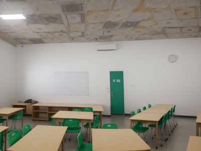 Crianças e adolescentes em sala de aula participando de debate sobre ética e cidadania na escola.