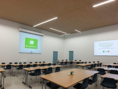 Imagem de alunos e professores em debate sobre ética na escola, representando a importância da educação e cidadania.