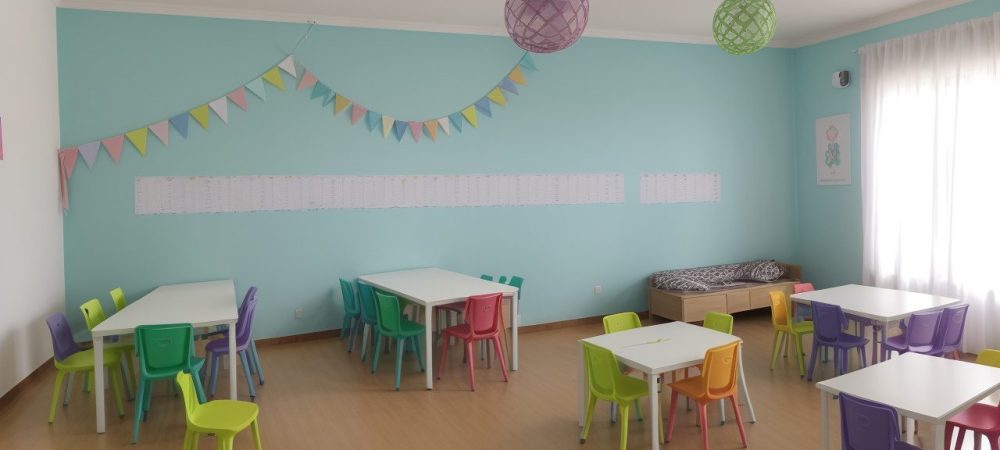 Crianças engajadas em atividades de ética na escola, participando de debates e reflexões sobre valores e cidadania