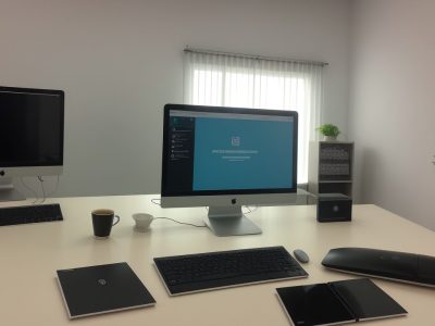 Imagem representando um ambiente de trabalho harmonioso, com foco em etiqueta empresarial e comunicação eficaz.