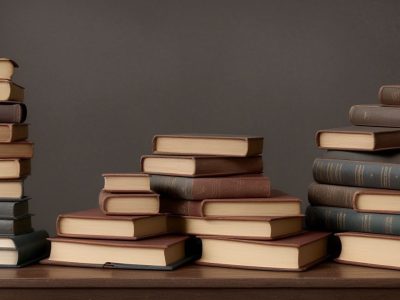 Linha do tempo da história da educação com marcos importantes e teorias pedagógicas, representando a evolução da educação.