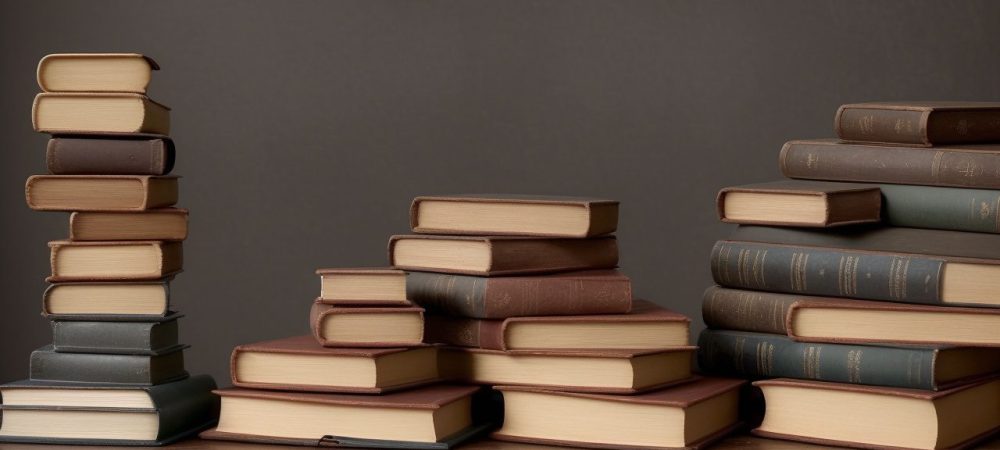 Linha do tempo da história da educação com marcos importantes e teorias pedagógicas, representando a evolução da educação.