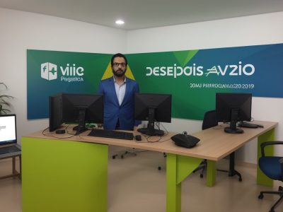 Servidor público utilizando Excel 2019 para análise de dados e gráficos interativos