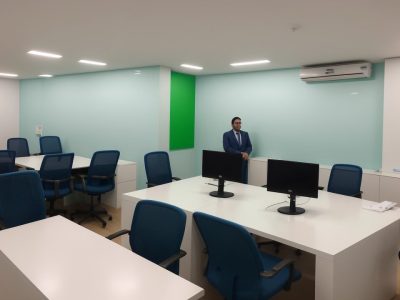 Equipe de atendimento ao cliente em treinamento, focada na excelência e satisfação do cliente, com ferramentas de suporte e comunicação