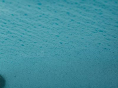 Servidores públicos interagindo de forma eficaz e acolhedora com cidadãos em um ambiente de atendimento.