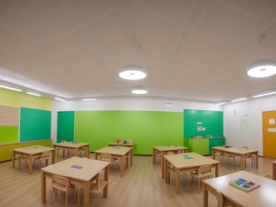 Sala de aula com alunos engajados em atividades colaborativas, inspiradas na filosofia da educação de Paulo Freire e Maria Montessori.