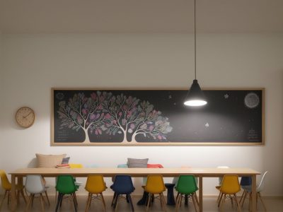 Professor em sala de aula com alunos, utilizando os fundamentos da filosofia da educação para promover o pensamento crítico e o aprendizado colaborativo.