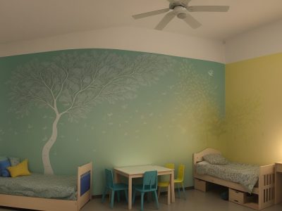 Professora e alunos engajados em debate sobre filosofia da educação, em sala de aula com luz natural, promovendo o pensamento crítico.