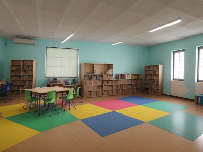 Alunos do ensino médio explorando conceitos de física em sala de aula com experimentos e materiais didáticos