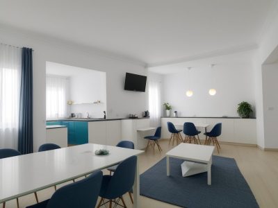 Imagem de um servidor público sorrindo, interagindo com um cidadão francófono em um ambiente de escritório moderno, simbolizando a aplicação do curso de francês básico no serviço público.