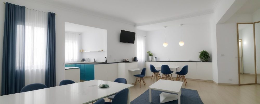 Imagem de um servidor público sorrindo, interagindo com um cidadão francófono em um ambiente de escritório moderno, simbolizando a aplicação do curso de francês básico no serviço público.