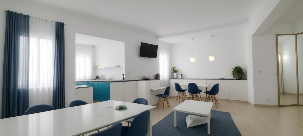 Imagem de um servidor público sorrindo, interagindo com um cidadão francófono em um ambiente de escritório moderno, simbolizando a aplicação do curso de francês básico no serviço público.