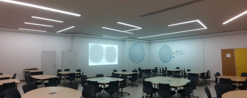 Ilustração de estudantes debatendo em uma sala de aula sobre os fundamentos da ciência política, com mapas e gráficos.