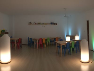 Professor utilizando gamificação em sala de aula para engajar alunos e tornar o aprendizado mais divertido.