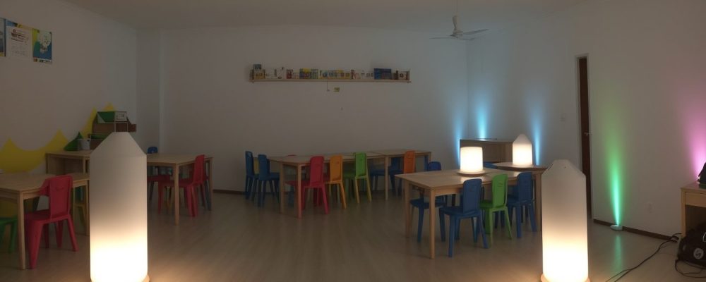 Professor utilizando gamificação em sala de aula para engajar alunos e tornar o aprendizado mais divertido.