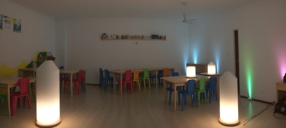 Professor utilizando gamificação em sala de aula para engajar alunos e tornar o aprendizado mais divertido.