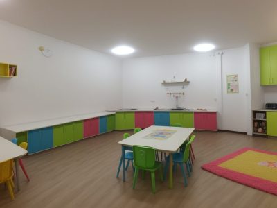 Professor utilizando elementos de gamificação para engajar alunos em sala de aula, com foco em desafios e recompensas.