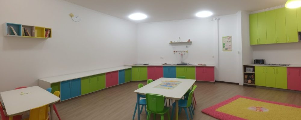 Professor utilizando elementos de gamificação para engajar alunos em sala de aula, com foco em desafios e recompensas.