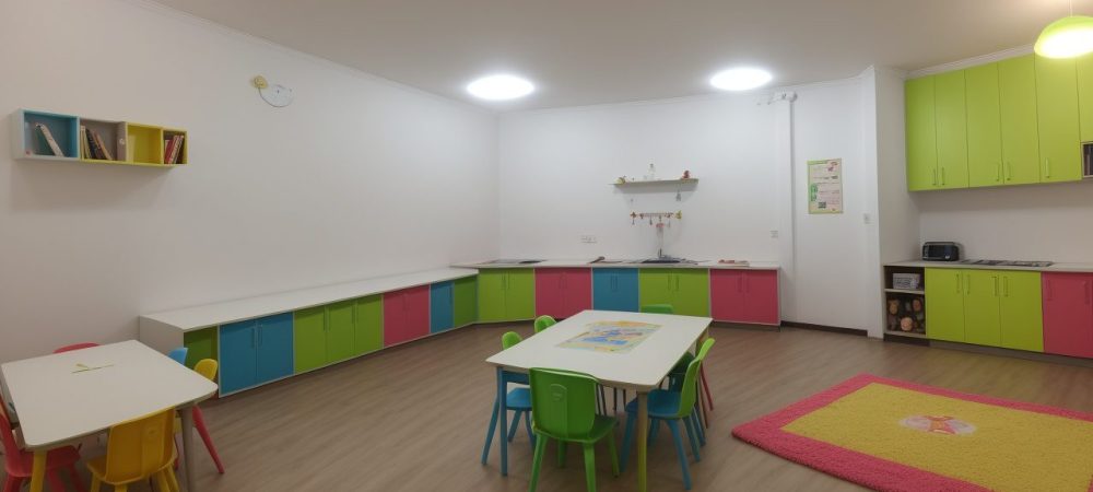 Professor utilizando elementos de gamificação para engajar alunos em sala de aula, com foco em desafios e recompensas.