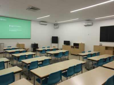 Alunos interagem com gêneros digitais em sala de aula, integrando tecnologias e letramento digital na BNCC