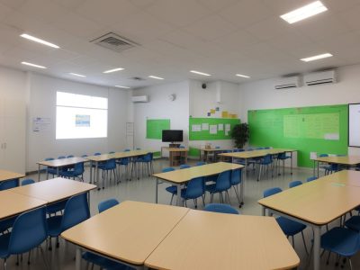 Diretor escolar em ambiente de gestão moderna, com foco em planejamento, comunicação e certificação para otimizar o aprendizado dos alunos