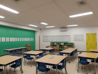 Imagem de uma escola com alunos e professores interagindo em um ambiente colaborativo e eficiente, representando a gestão escolar de sucesso.