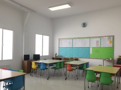 Ilustração de gestão escolar, mostrando planejamento escolar, liderança e tecnologias na educação.