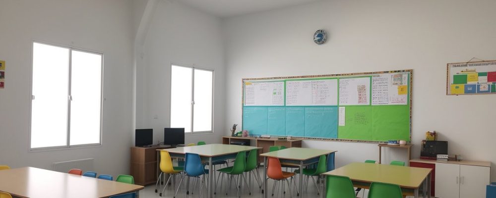 Ilustração de gestão escolar, mostrando planejamento escolar, liderança e tecnologias na educação.