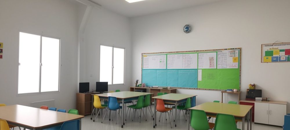 Ilustração de gestão escolar, mostrando planejamento escolar, liderança e tecnologias na educação.