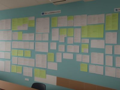 Servidores públicos analisando dados em um ambiente de trabalho moderno, representando a gestão estratégica para otimizar a administração pública.