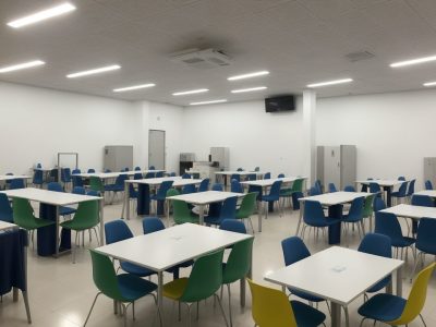 Servidores públicos em treinamento sobre LGPD, utilizando ferramentas digitais para modernizar a gestão e garantir a segurança dos dados.