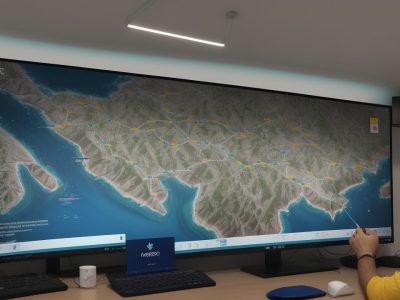 Profissionais de RH em um ambiente de trabalho colaborativo, com foco em gestão de talentos e desenvolvimento de pessoas