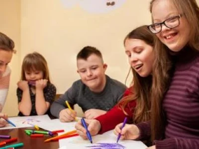 Crianças em atividades inclusivas na escola