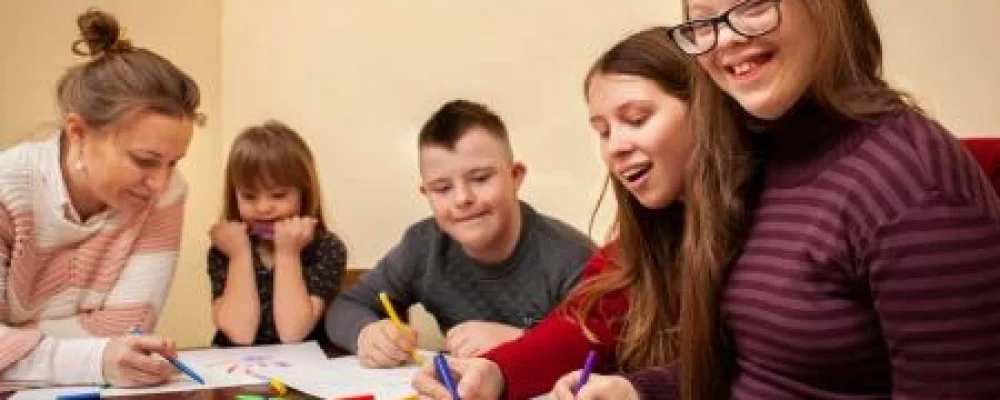 Crianças em atividades inclusivas na escola