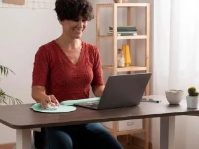 IMAGEM-TRIO-mulher-trabalhando-em-casa-em-homeoffice